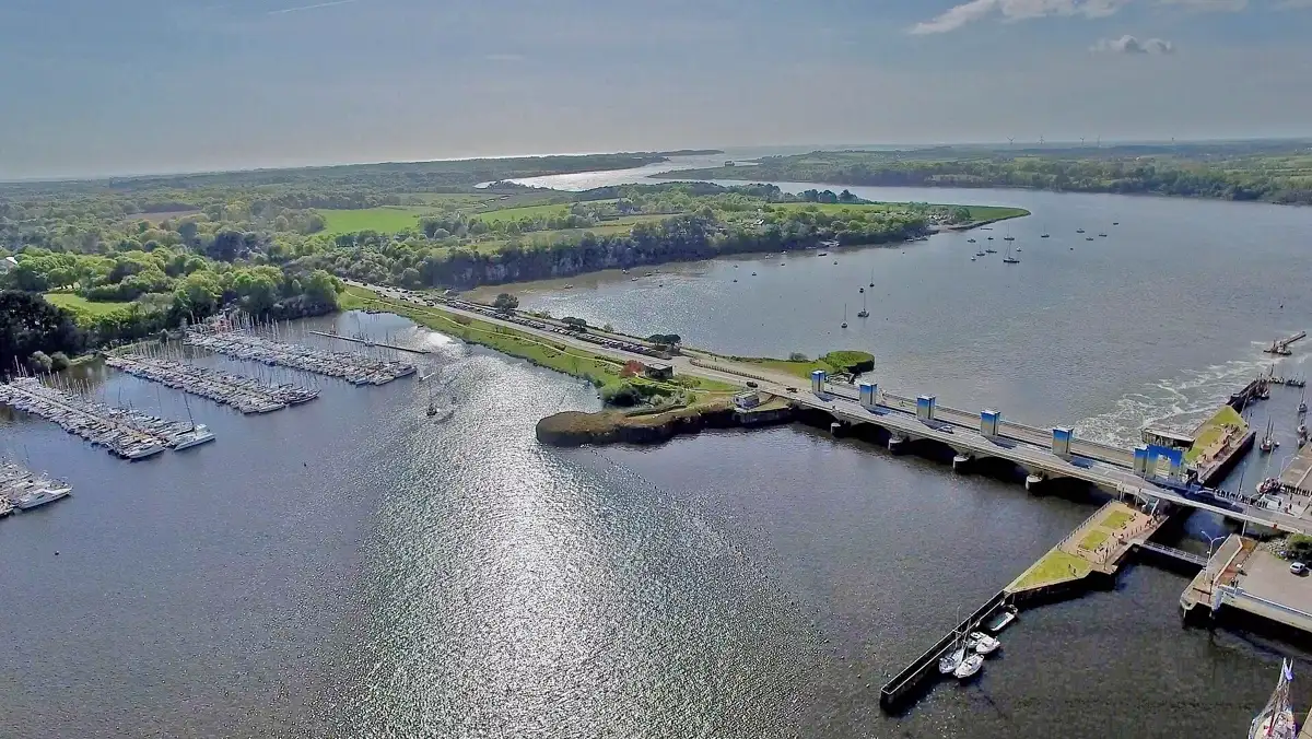 Barrage d’Arzal sur la Vilaine, vu du ciel, près de l’usine d’eau potable Vilaine Atlantique de Férel