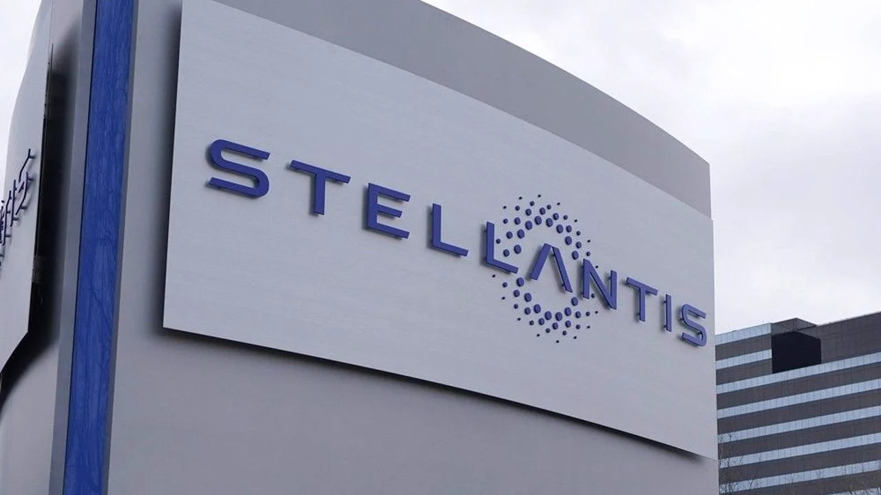 Enseigne Stellantis sur un bâtiment du groupe